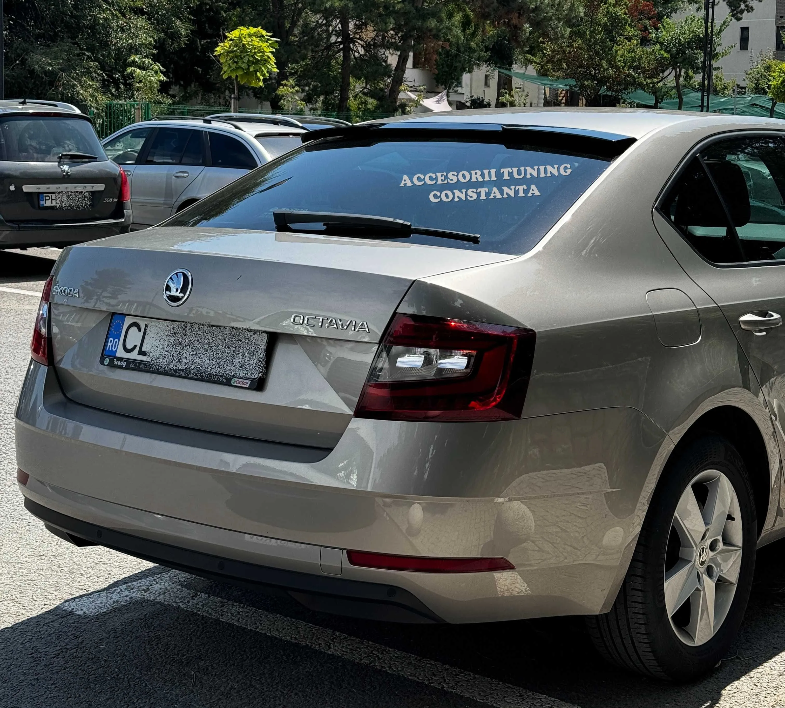 Vizualizare produs - Eleron Luneta - Skoda Octavia 3 Negru Lucios Imagine produs - Eleron Luneta - Skoda Octavia 3 Negru Lucios